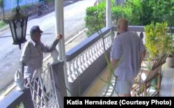 Oficial de la policía visita al matrimonio opositor para advertirles que no pueden salir de su vivienda