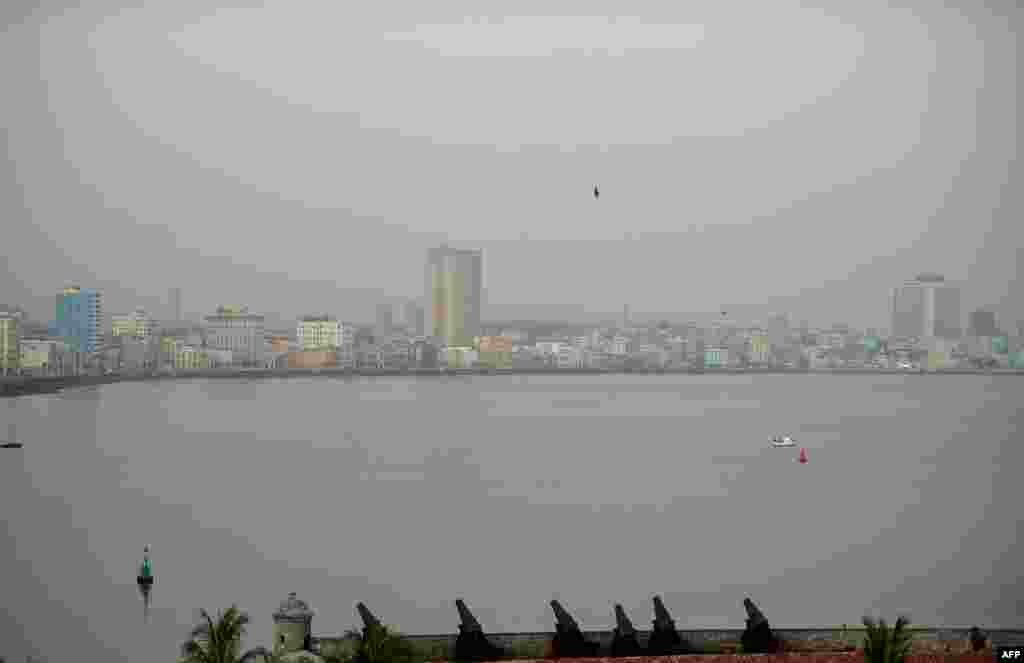 La Bahía de La Habana cubierta por la neblina que deja el polvo del Sahara. (Yamil LAGE / AFP)