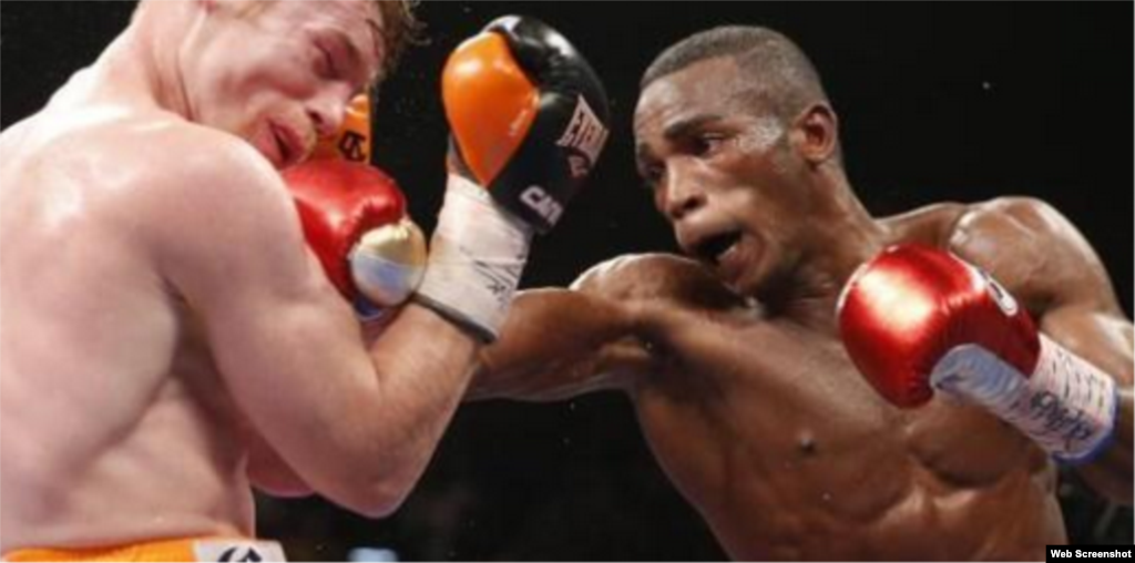 Erislandy Lara (d) contra Saúl &quot;El Canelo&quot; Álvarez, en el MGM Grand Hotel &amp; Casino de Las Vegas, Nevada. Una pelea que &quot;perdió&quot; Lara, quien tiene récord de 20 victorias, 12 de ellas por la vía rápida, con 2 derrotas y 2 empates. Nació el 11 de abril de 1983, en Guantánamo, Cuba.