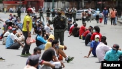 La Guardia Bolivariana detiene a personas en Petare. REUTERS/Manaure Quintero