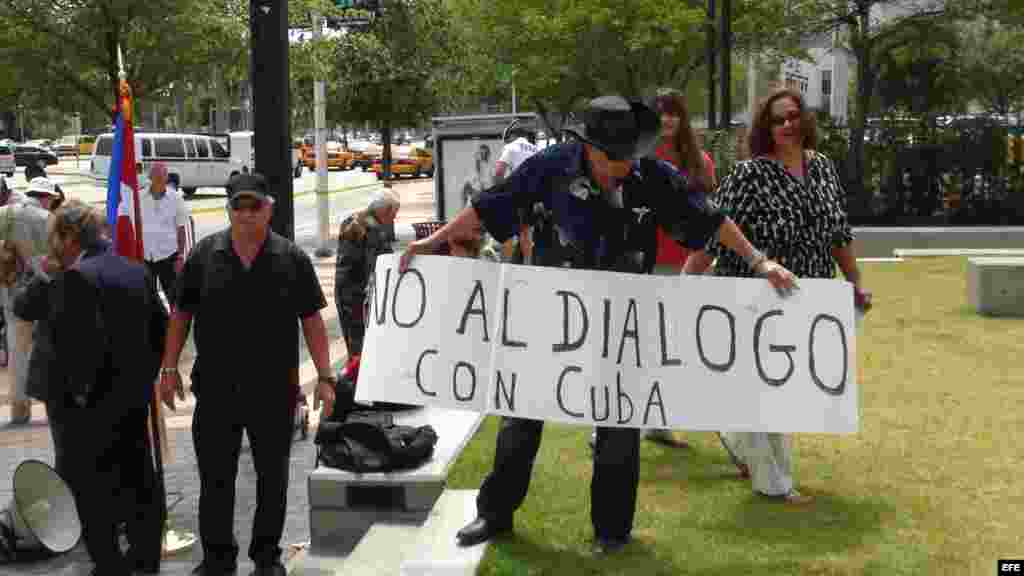 Miembros de la vigilia Mambisa se manifiestan hoy, lunes 1 de abril 2013, frente a la emblemática Torre de la Libertad de Miami, (Fl. EE.UU), donde la bloguera y disidente cubana Yoani Sánchez daba una charla y recibía la Medalla Presidencial de la instit