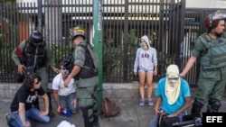 Miembros de la Guardia Nacional Bolivariana detienen a manifestantes