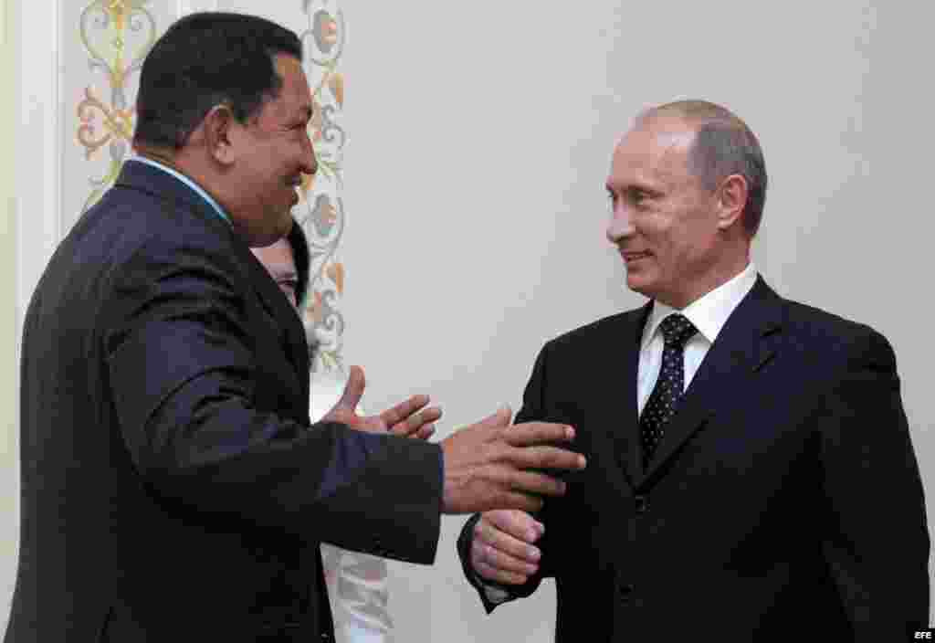 (Archivo) El presidente de Venezuela, Hugo Chávez (i), es recibido por el primer ministro ruso, Vladimir Putin (d), en Novo-Ogaryovo, Moscú. oy, martes 22 de julio. Chávez efectúa hoy en Moscú una visita de trabajo en la que destaca la firma de cuatro acu