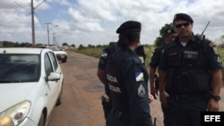 Policías hacen una barricada para impedir el paso a periodistas y familiares de reos a la prisión de Boa Vista, donde ocurrió la masacre.