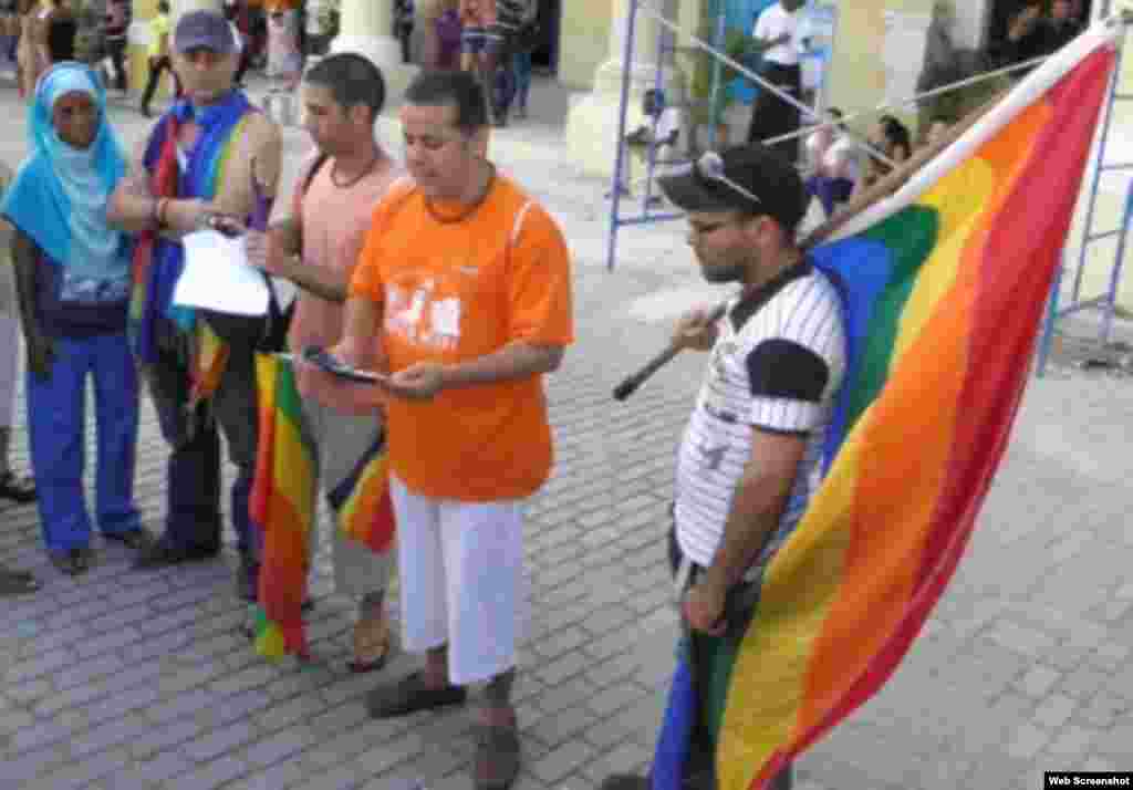 Los activistas leyeron la carta dirigida a Esteban Lazo en La Plaza Vieja. 