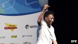 Edson Arantes do Nascimento 'Pelé' acude apoyado en un andador a la ceremonia inaugural del campeonato regional de fútbol del estado de Río de Janeiro (Brasil) el 15 de enero de 2018.