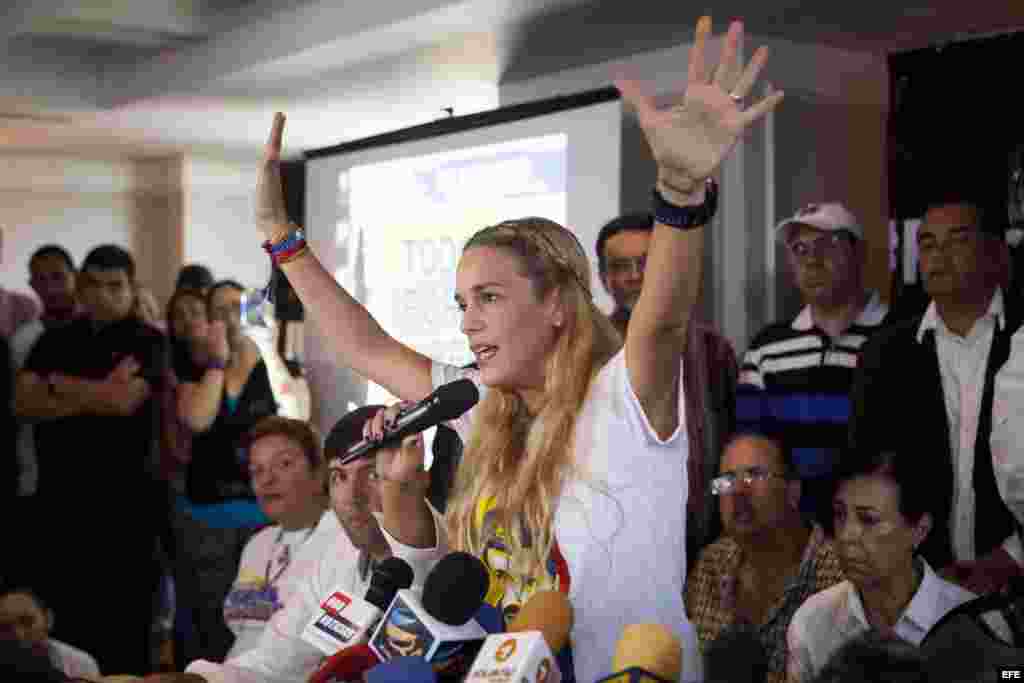 La esposa del opositor venezolano Leopoldo López, Lilian Tintori (c), ofrece declaraciones a periodistas el 26 de noviembre de 2015, en la ciudad de Caracas (Venezuela).&nbsp;