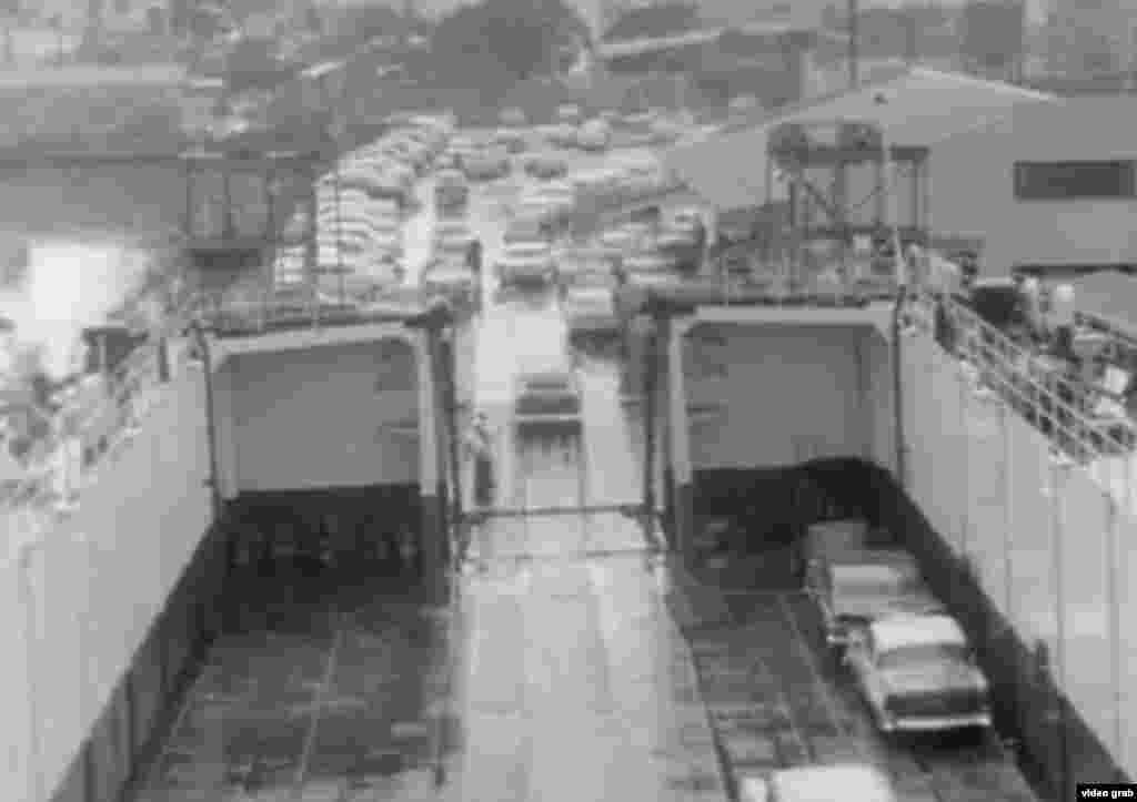 Carga de automóviles a un ferry Habana-Cayo Hueso en el puerto habanero.