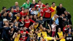 Foto de familia de los jugadores, entrenadores y cuerpo técnico del Atlético de Madrid.