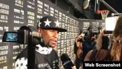 Mayweather responde preguntas de los periodistas.