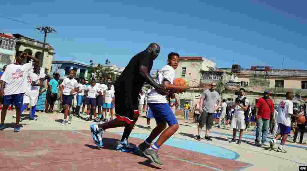 Shaquille O'Neal, quien jugó durante 19 temporadas en distintos equipos de la NBA, participa en un taller en La Habana con niños y jóvenes jugadores de baloncesto.