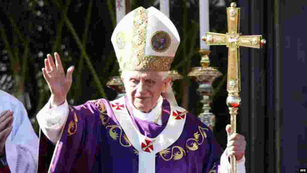 Cientos de personas se congregan hoy, mi&eacute;rcoles 28 de marzo de 2012, en la Plaza de la Revoluci&oacute;n Jos&eacute; Mart&iacute;, en La Habana, donde el papa Benedicto XVI oficia una misa multitudinaria, en su &uacute;ltima jornada en Cuba. EFE/Da