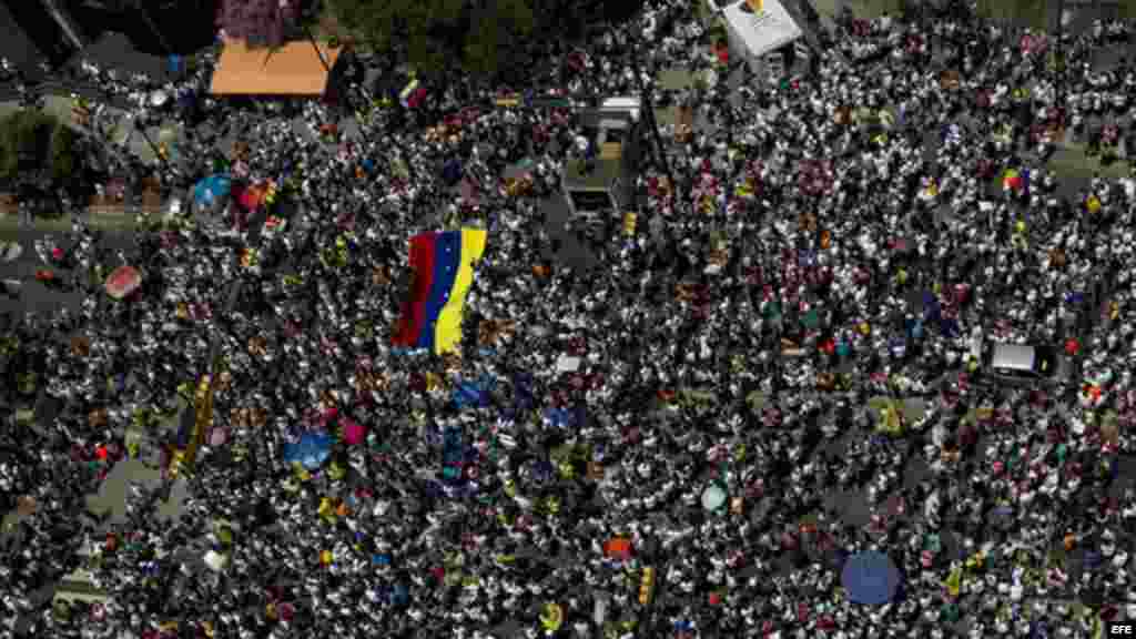 Estudiantes y opositores llenan las calles de Caracas