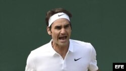 Roger Federer celebra su punto ganado contra el croata Marin Cilic.