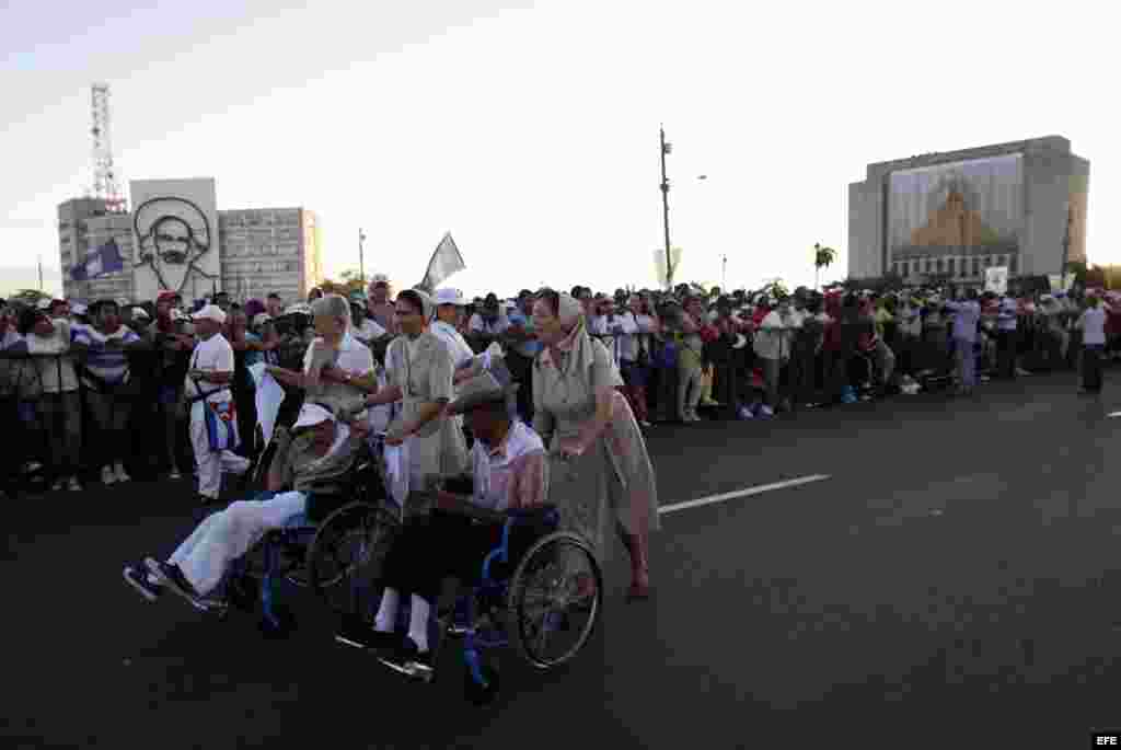 Cientos de personas se congregan hoy, mi&eacute;rcoles 28 de marzo de 2012, en la Plaza de la Revoluci&oacute;n Jos&eacute; Mart&iacute;, en La Habana.