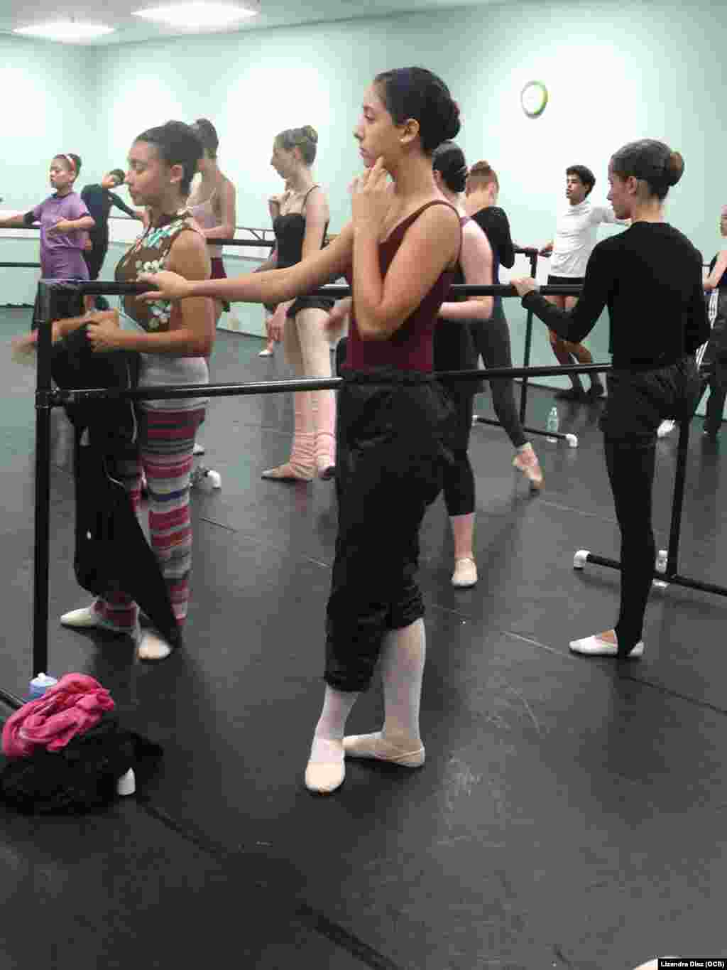 Grupo de bailarines cubanos entrenando en la Academia de Ballet de Sarasota