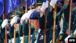 Un veterano de la Guerra de Corea guarda silencio durante la ceremonia del 68º aniversario del estallido de la guerra, en el estadio de Jamsil, en Seúl.