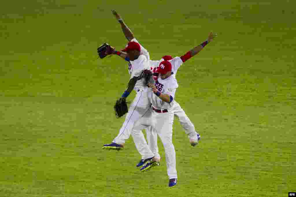 Jugadores del equipo de los Indios de Mayaguez de Puerto Rico celebran su victoria ante Los Navegantes del Magallanes de Venezuela.