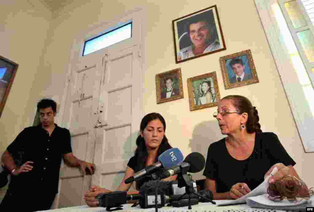 Familia Pay&aacute; durante una rueda de prensa en La Habana, Cuba