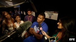 El jardinero derecho de los Dodgers de Los Ángeles Yasiel Puig habla con los medios durante una rueda de prensa de la Serie Mundial MLB.