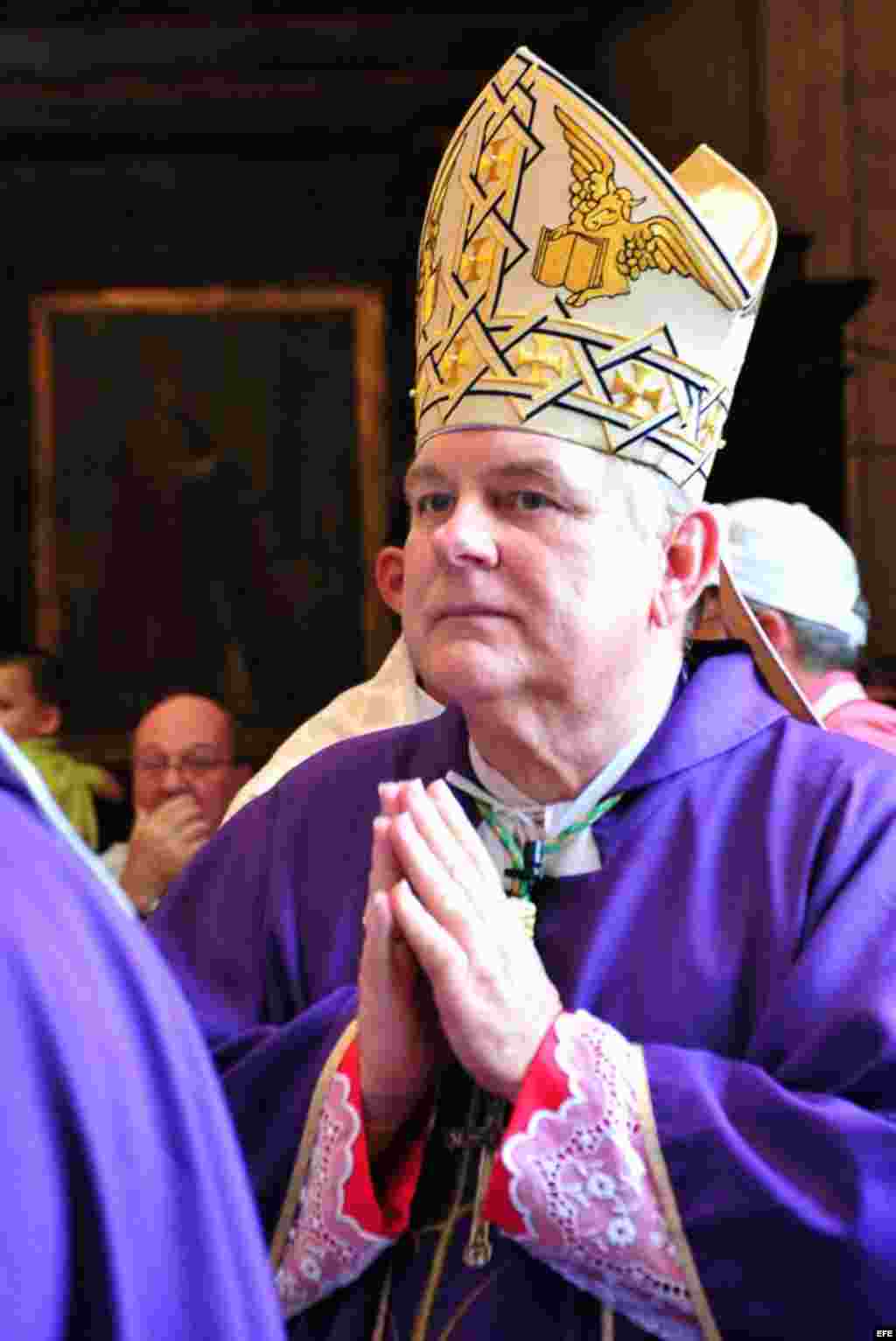 El arzobispo de Miami, Thomas Wenski, oficia una misa en la Catedral de La Habana, Cuba, el martes 27 de marzo de 2012. 