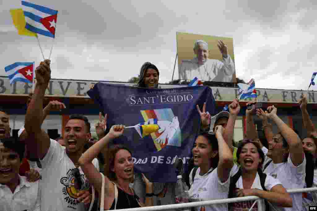 Jóvenes celebran la llegada del papa Francisco para una visita apostólica de 4 días.