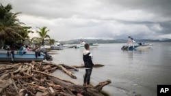 Un niño observa el mar en Necoclí, Colombia, donde miles de migrantes inician la peligrosa travesía por la selva del Darién en su camino a Estados Unidos. (AP/Ivan Valencia/Archivo)