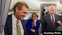 Los senadores Jeff Flake, Amy Klobuchar y Patrick Leahy.