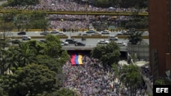 Estudiantes y opositores marchan en Caracas