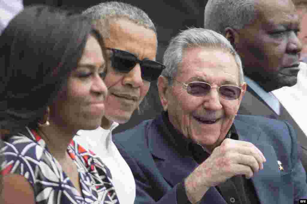 Barack y Michelle Obama conversan con el presidente cubano, Raúl Castro, durante el partido de béisbol en el Estadio Latinoamericano.