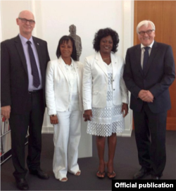 De izquierda a derecha, Martin Lessenthin, Yaquelin Boni, Berta Soler y el ministro alemán Frank-Walter Steinmeier.