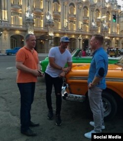 William Levy se pasea por La Habana.