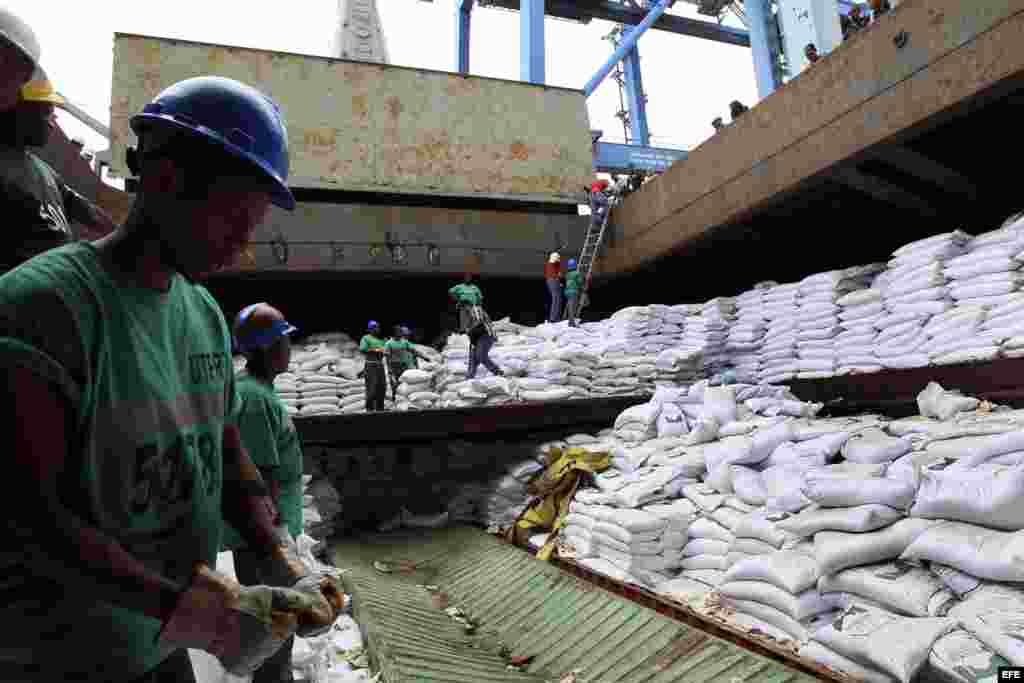 Un grupo de trabajadores desvela varios contenedores ocultos entre sacos de azúcar y que presumiblemente contienen material bélico, dentro del barco norcoreano Chong Chon Gang hoy, martes 16 de julio de 2013, en el muelle de Manzanillo en Colón (Panamá). 