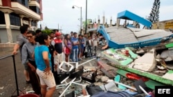 Habitantes de Pedernales (Ecuador), afectados por el terremoto de 7.8 grados en la escala de Richter.