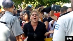 Cubanos protestan frente a embajada de Ecuador en La Habana