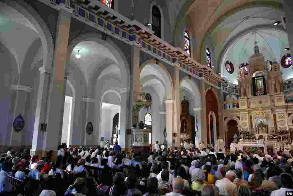 Fotografía del interior de la Basílica Menor del Santuario de Nuestra Señora de la Caridad del Cobre durante una misa oficiada por el papa Francisco el martes 22 de septiembre de 2015.