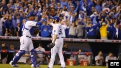 Salvador Perez (i) y Greg Holland (d) durante el segundo juego entre Reales y Gigantes por la Serie Mundial de las Grandes Ligas.