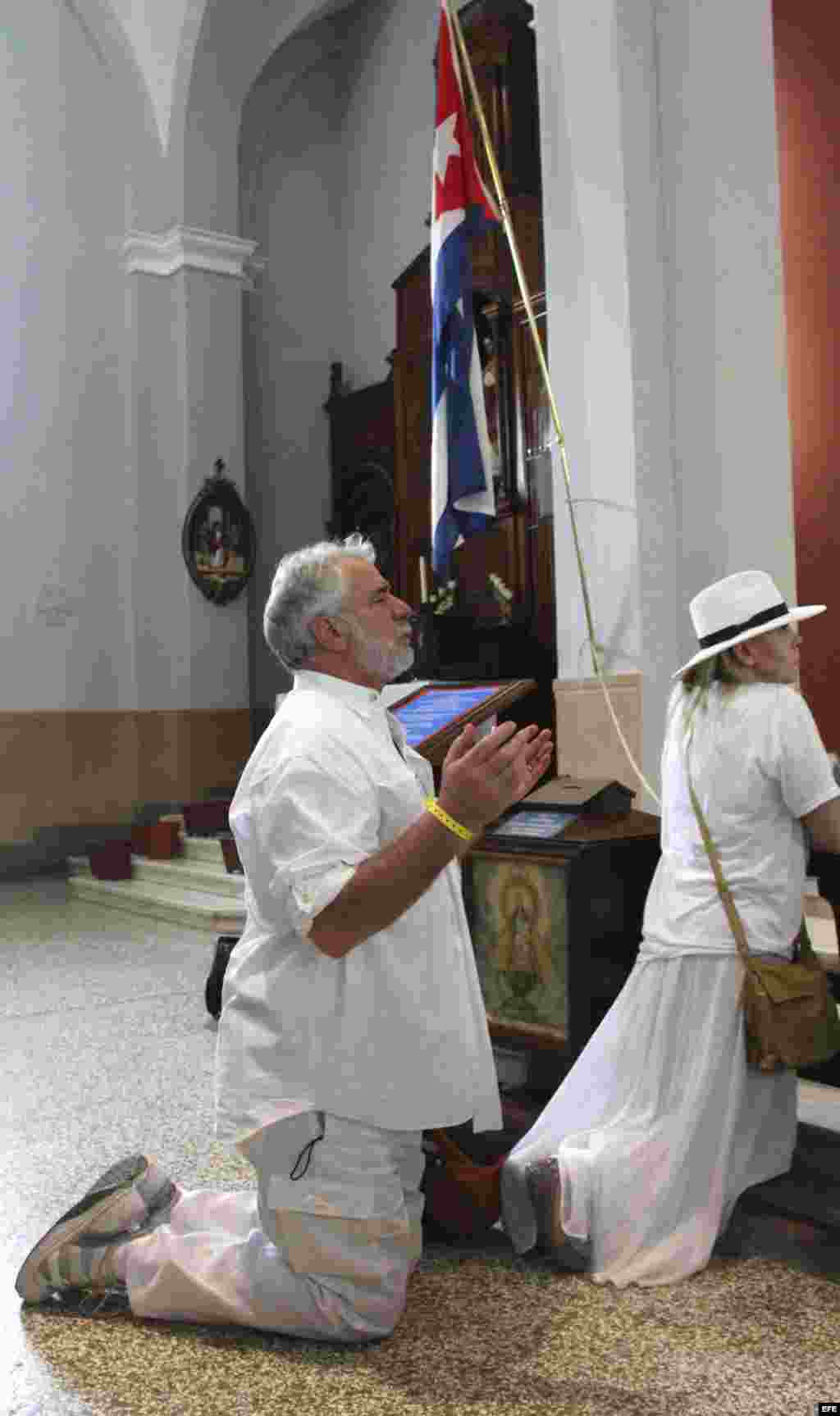 Un grupo de peregrinos católicos de Miami, encabezados por el Arzobispo de Miami, Thomas Wenski, visita el lunes 26 de marzo de 2012, el santuario de la Virgen de la Caridad en el poblado del Cobre, en Santiago de Cuba