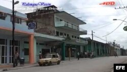 Al fondo, el edificio Lyly Modas, donde funciona la sede de la Policía política en Guantánamo.