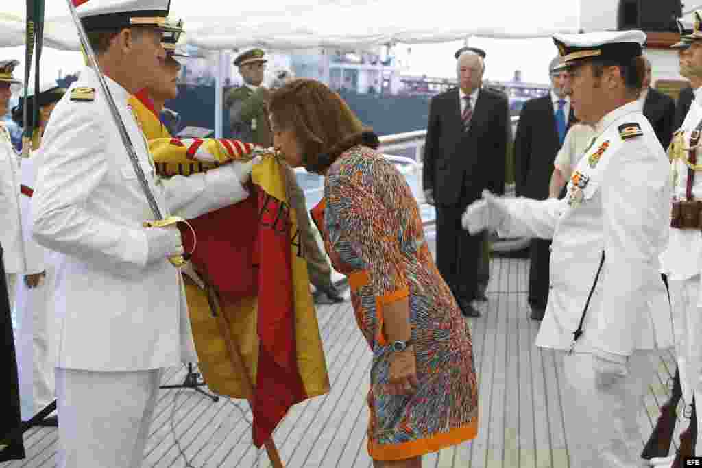 En la cubierta del octogenario bergantín-goleta, atracado en el puerto de la Bahía de La Habana, una veintena de ciudadanos españoles residentes en Cuba rindieron juramento a la bandera.