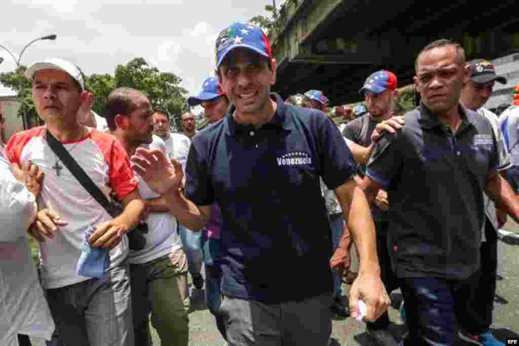 El gobernador del estado Miranda, Henrique Capriles (c), participa en una protesta en contra del Gobierno venezolano.