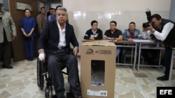 Presidente Lenin Moreno vota la consulta popular en Ecuador