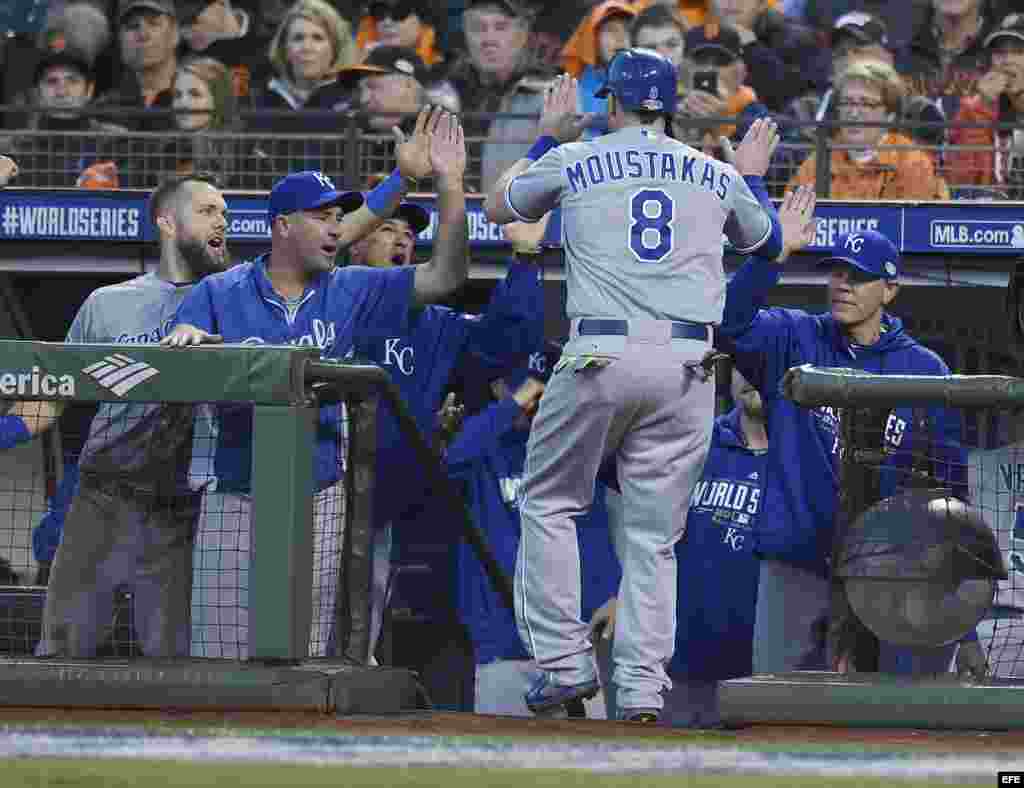 Mike Moustakas de los Reales de Kansas City festeja con su equipo. 