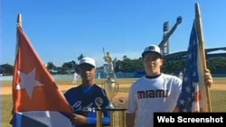 El equipo cubano de béisbol juvenil y uno de Miami establecen lazos amistosos.