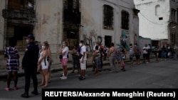 Una cola en La Habana durante la pandemia.