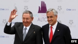 El presidente de Chile, Sebastián Piñera (d), recibe a su homólogo de Cuba, Raúl Castro, durante la cumbre de CELAC-UE.