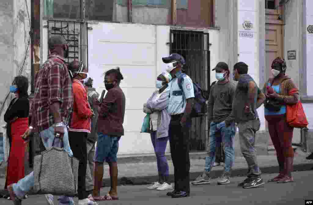 Cubanos compran comida en La Habana en medio de severa crisis 