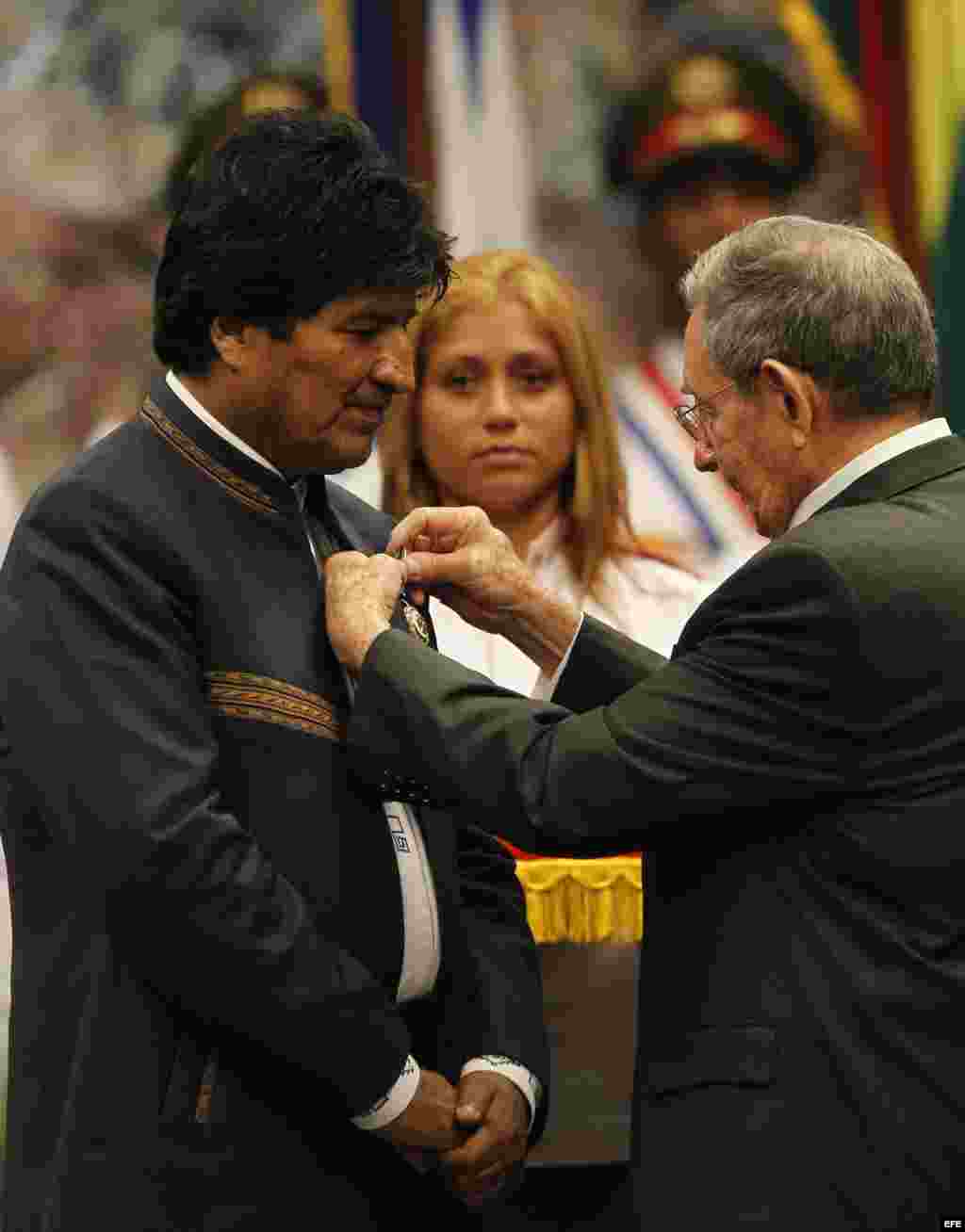 Raúl Castro condecoró a Evo Morales con la orden José Martí, la más alta distinción que otorga el Gobierno cubano.