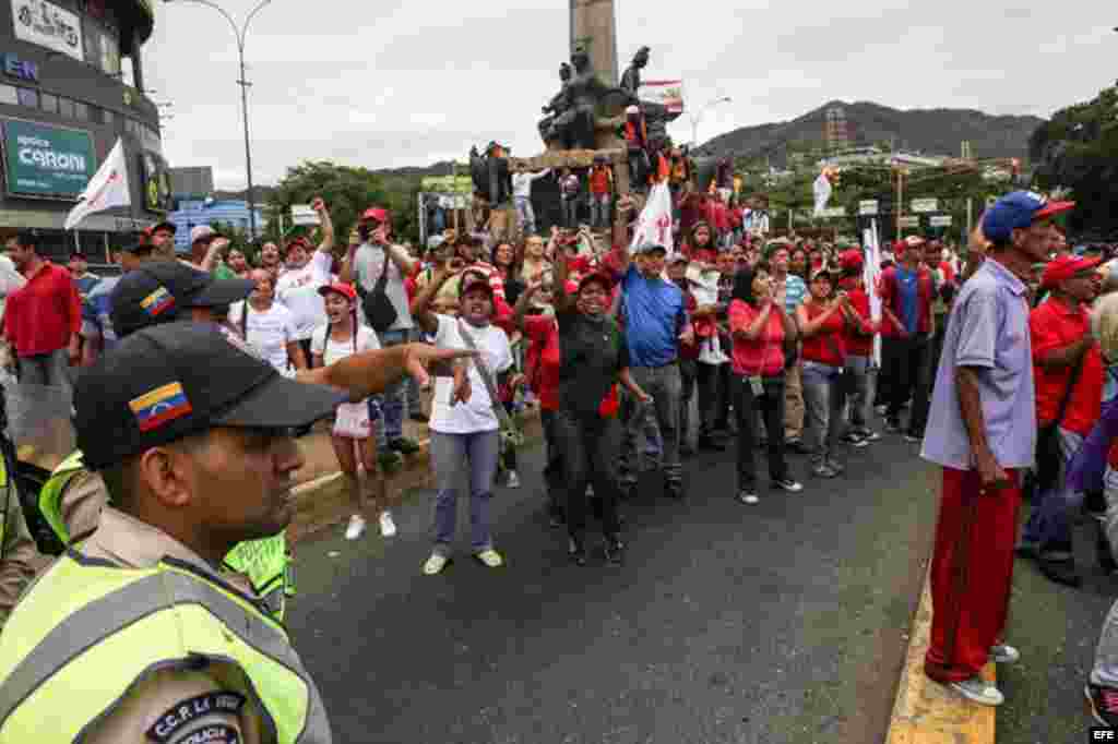 Simpatizantes del gobierno de Nicolás Maduro se manifiestan en contra de personas que participan hoy, jueves 1 de septiembre de 2016, en una manifestación denominada "Toma de Caracas".