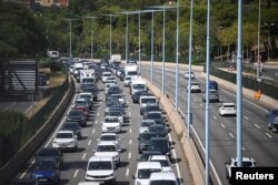 Tráfico durante un control de carretera para encontrar al líder separatista catalán Carles Puigdemont tras su regreso a España después de siete años de exilio autoimpuesto a pesar de una orden de arresto pendiente, en Barcelona, España, 8 de agosto de 2024. REUTERS/Lorena Sopena